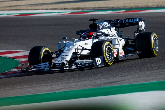 Даниил Квят за рулём машины AlphaTauri на тестах в Барселоне