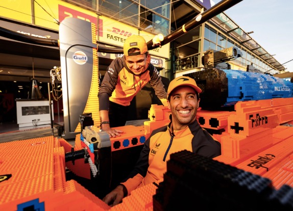 Даниэль Риккардо в кокпите LEGO-McLaren, фото пресс-службы команды