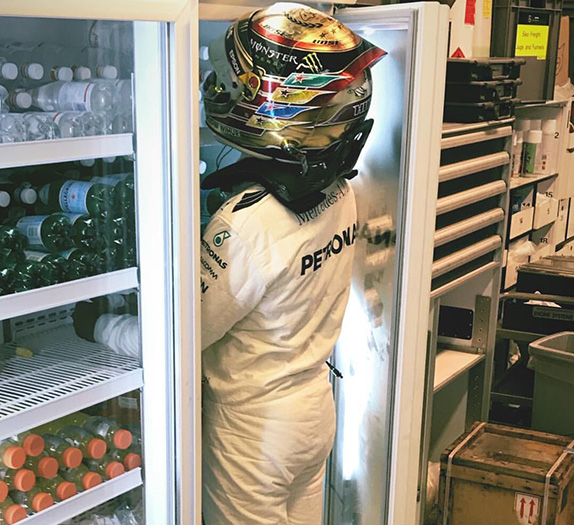 В перерыве между заездами Льюис Хэмилтон решил немного остыть