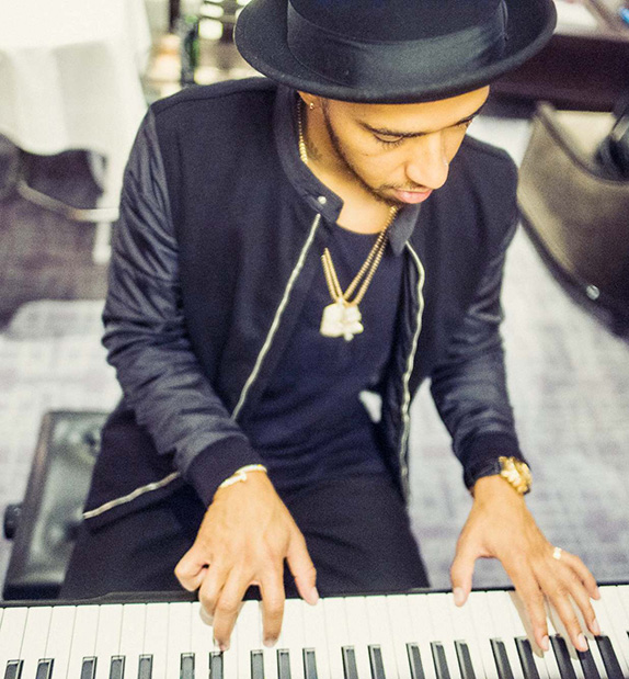 Льюис Хэмилтон музицирует (фото из Twitter гонщика)