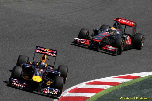 Льюис Хэмилтон преследует Себастьяна Феттеля