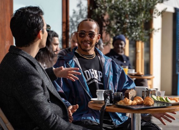 Один из эпизодов программы Джо Джонаса с участием Льюиса Хэмилтона