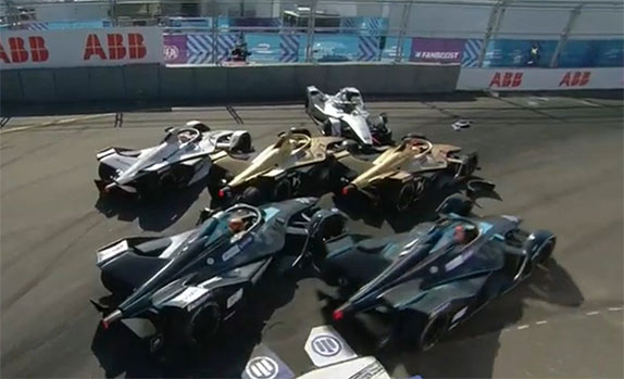 Завал на трассе в Нью-Йорке на последнем круге гонки