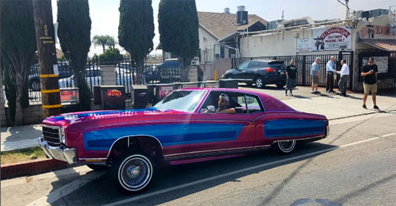 Даниэль Риккардо за рулём старого американского авто, переделанного в духе современной моды