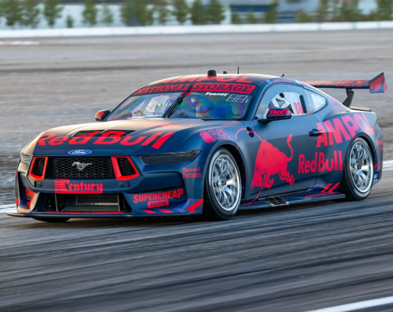 Макс Ферстаппен за рулём Ford Mustang серии Supercars, фото из социальных сетей