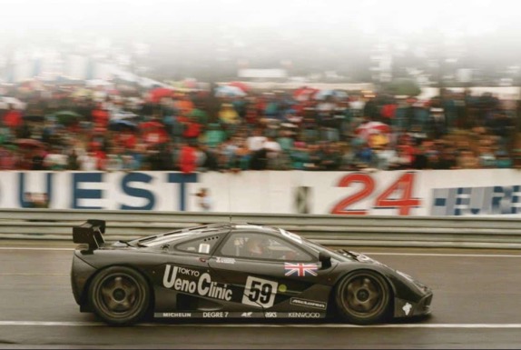 Спорткар McLaren F1 GTR, на котором была одержана победа в Ле-Мане