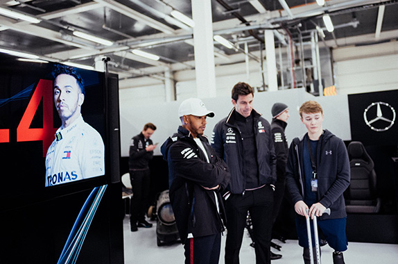 Льюис Хэмилтон, Тото Вольфф и Билли Монгер в боксах Mercedes в Сильверстоуне