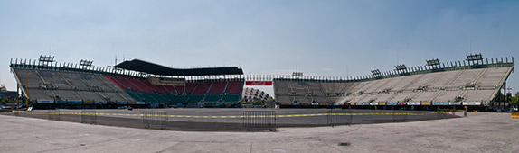 Бейсбольный стадион Foro Sol. Трасса теперь проходит через него, между трибунами