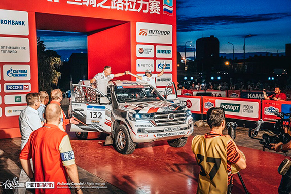 Олег Уперенко и Анастасия Нифонтова на старте Шёлкового пути