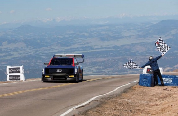 Победный финиш Романа Дюма на Пайкс-Пик, фото из социальных сетей