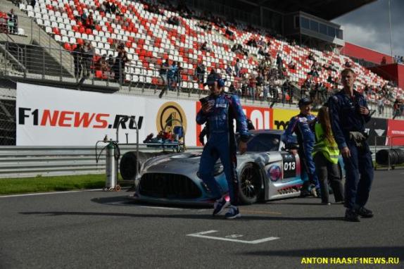 Mercedes экипажа CapitalRT на стартовом поле гонки