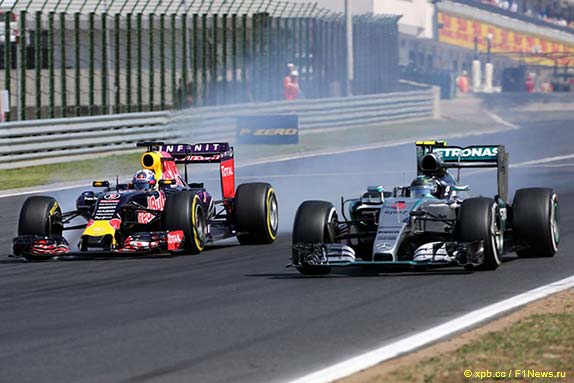 Нико Росберг ведёт борьбу с Даниэлем Риккардо на трассе Гран При Венгрии