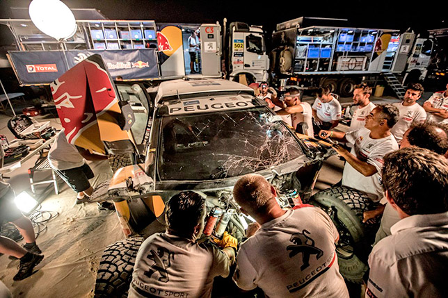 Разбитая Peugeot 3008 DKR Maxi Себастьена Лёба на бивуаке 