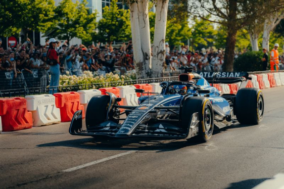Карлос Сайнс за рулём FW45 во время RoadShow в Мадриде, фото пресс-службы Williams