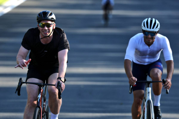 Джеймс Ваулз и Карлос Сайнс на велотренировке в дни Гран При Венгрии, фото XPB