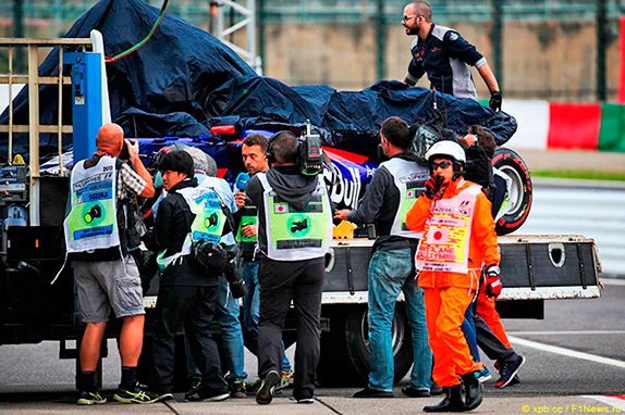 Разбитая машина Карлоса Сайнса