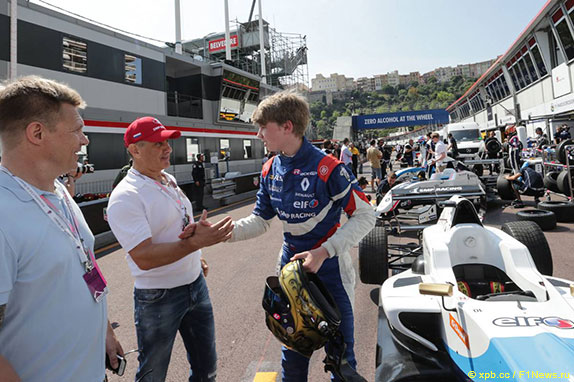 Мика Сало, Борис Ротенберг, руководитель SMP Racing, и Роберт Шварцман на этапе Еврокубка Renault в Монако, 2017 год