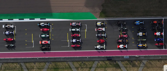 Машины разных лет на стартовом поле в Сильверстоуне, фото пресс-службы фестиваля