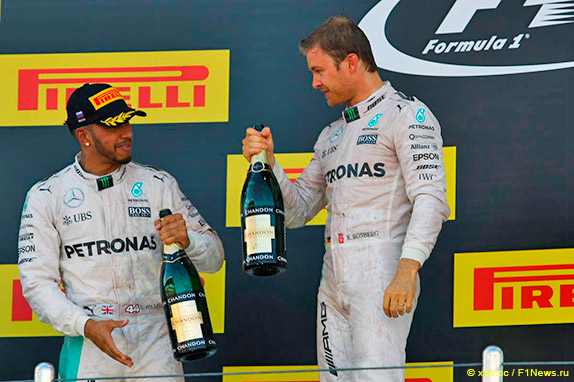 Льюис Хэмилтон и Нико Росберг на подиуме Гран При России