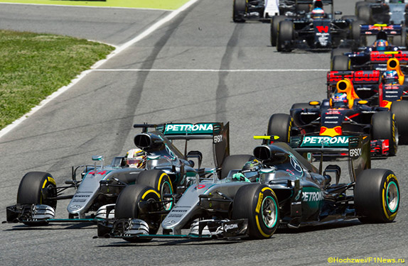 Пилоты Mercedes за несколько секунд до столкновения в Барселоне