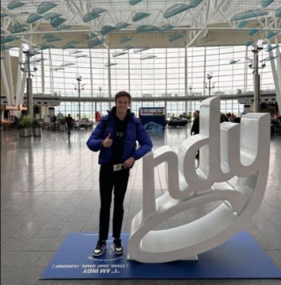 Тео Пуршер в аэропорту Индианаполиса, фото из социальных сетей