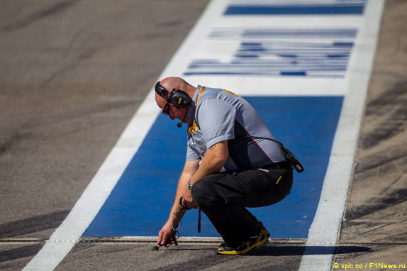 Сотрудник Pirelli измеряет температуру асфальта в Остине