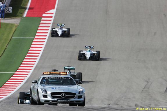 Автомобиль безопасности выехал на трассу на первых кругах