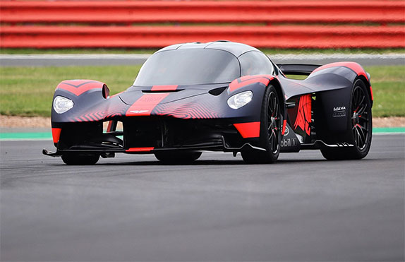 Aston Martin Valkyrie на трассе в Сильверстоуне