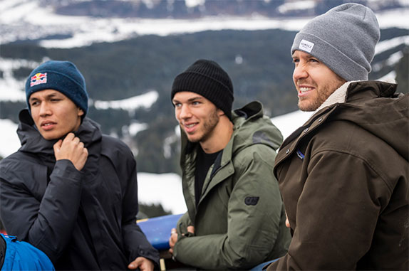 Себастьян Феттель общается с гонщиками Red Bull в Кицбюэле