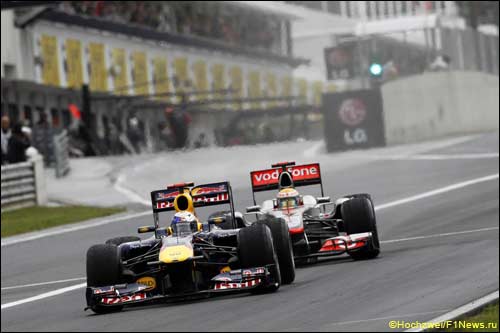 Себастьян Феттель отбивает атаки Льюиса Хэмилтона