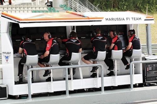Командный мостик Marussia. Дэйв О'Нил (крайний справа) отвечает за переговоры со стюардами