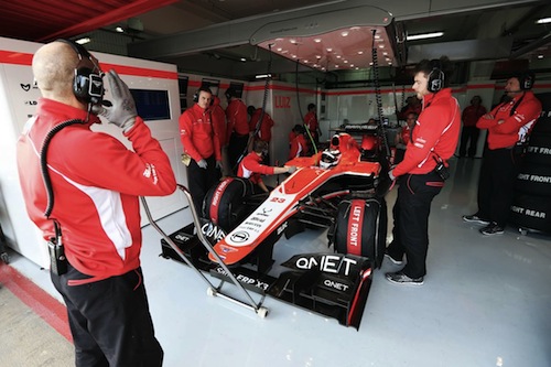 О'Нил (справа) следит за работой гоночной бригады Макса Чилтона на тестах в Барселоне