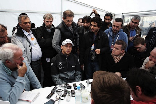 Дженсон Баттон на встрече с журналистами после первых кругов за рулем MP4-29