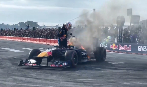 Юки Цунода выбирается из кокпита горящей RB7