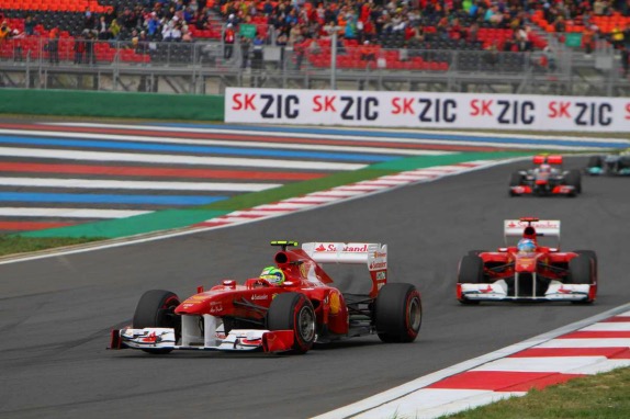 Машины Ferrari на трассе автодрома Йонам на фоне рекламы масел ZIC, 2011 год, фото XPB