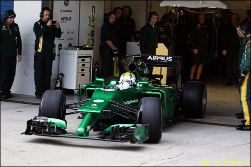 Маркус Эриксон на Caterham CT05 покидает боксы в Хересе