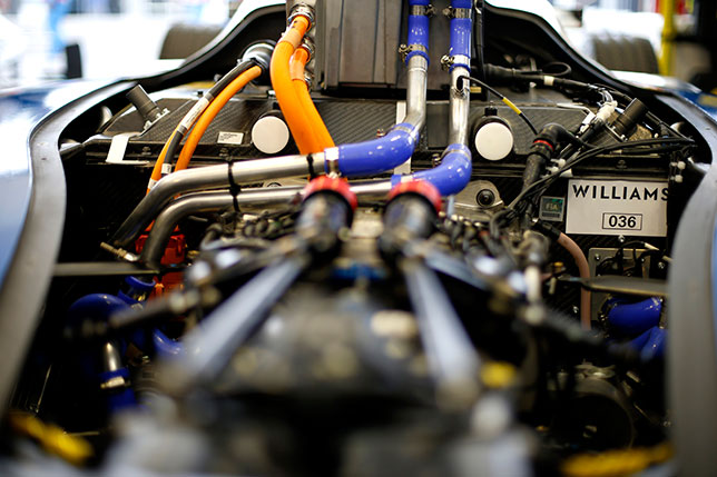 Батарея производства Williams Advanced Engineering, установленная на машине Формулы E