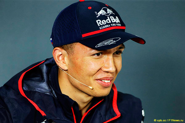 Александер Элбон на пресс-конференции в Шанхае