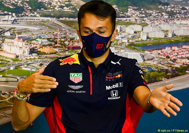 Александер Элбон на пресс-конференции FIA в Сочи