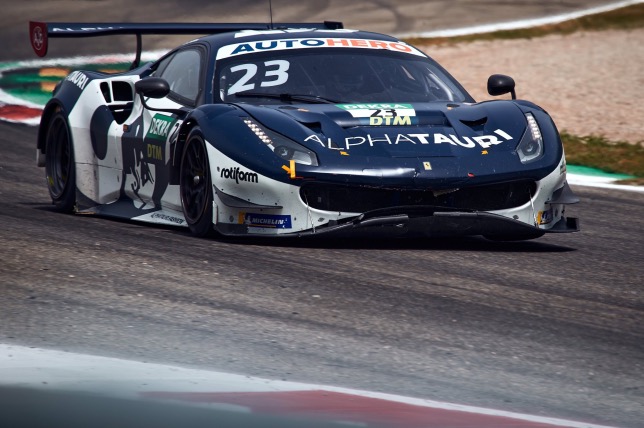 Александер Элбон за рулём Ferrari 488 на трассе в Монце