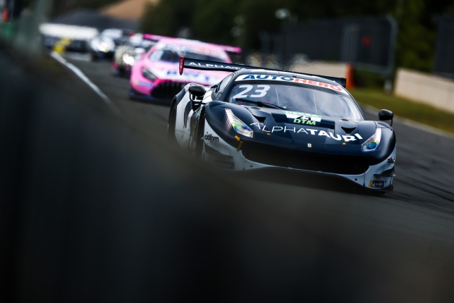 Александер Элбон за рулём Ferrari 488 на трассе в Цольдере, фото пресс-службы Ferrari