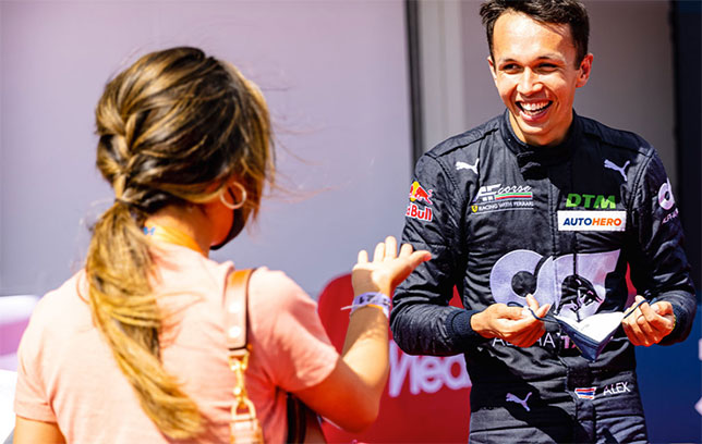 Одной из первых с победой Алекса Элбона поздравила его подруга, фото DTM