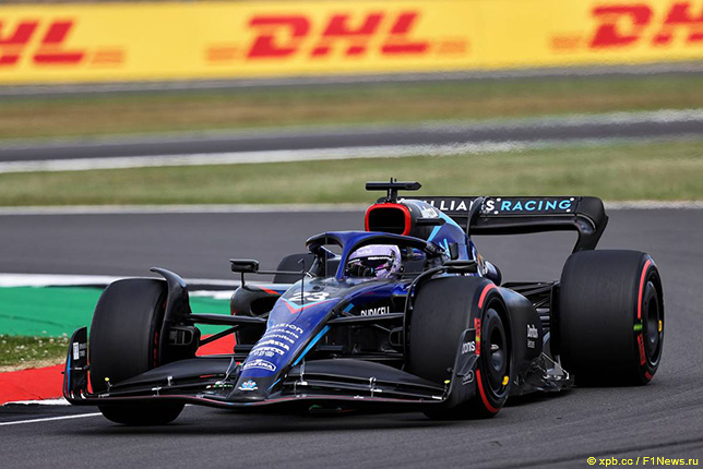 Александер Элбон за рулём машины Williams на трассе в Сильверстоуне