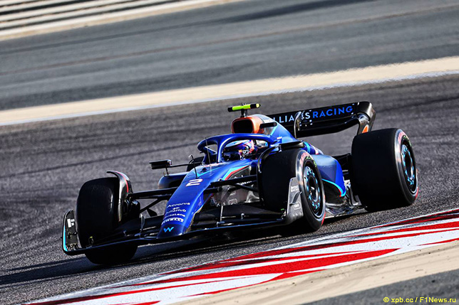 Логан Сарджент за рулём FW45 на трассе в Бахрейне