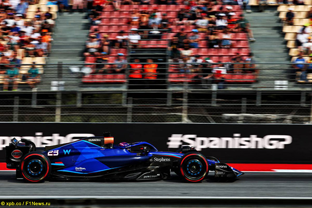 Алекс Элбон за рулём Williams FW45 на трассе в Барселоне