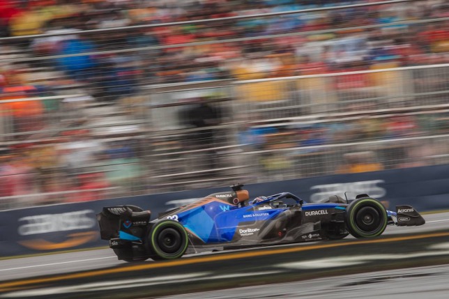 Алекс Элбон за рулём машины Williams на трассе в Монреале, 2022 год, фото XPB