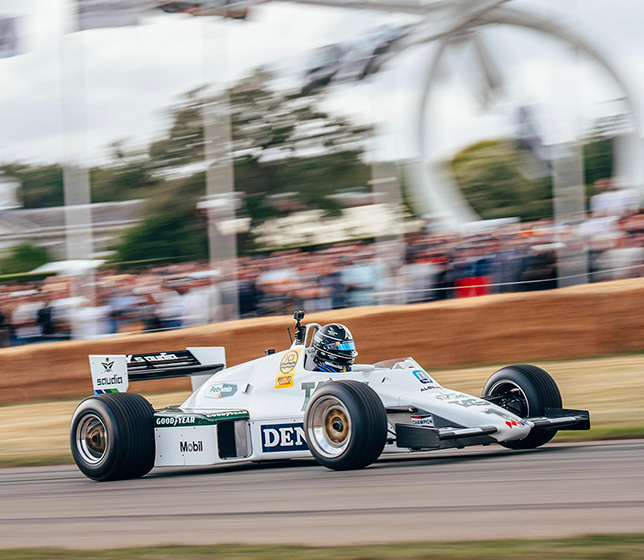 Алекс Элбон за рулём Williams FW08 на трассе в Гудвуде, фото пресс-службы Williams
