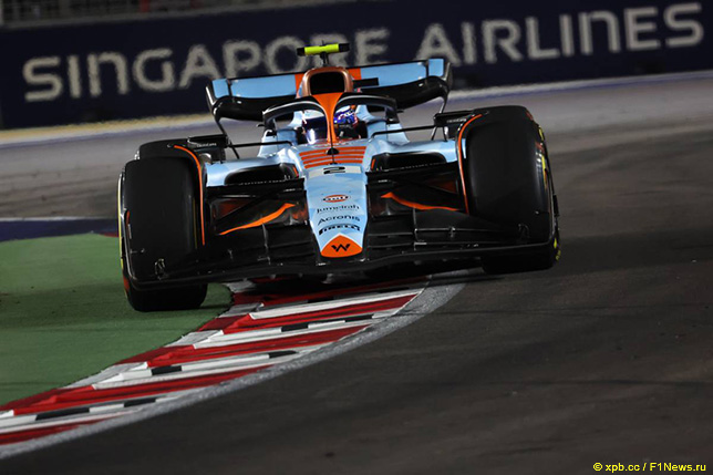 Алекс Элбон за рулём Williams FW45 на пит-лейн на трассе в Сингапуре