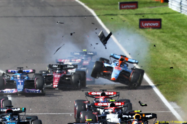 Столкновение Алекса Элбона и Валттери Боттаса