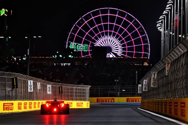 Алекс Элбон за рулём Williams FW46 на трассе в Джидде, фото XPB